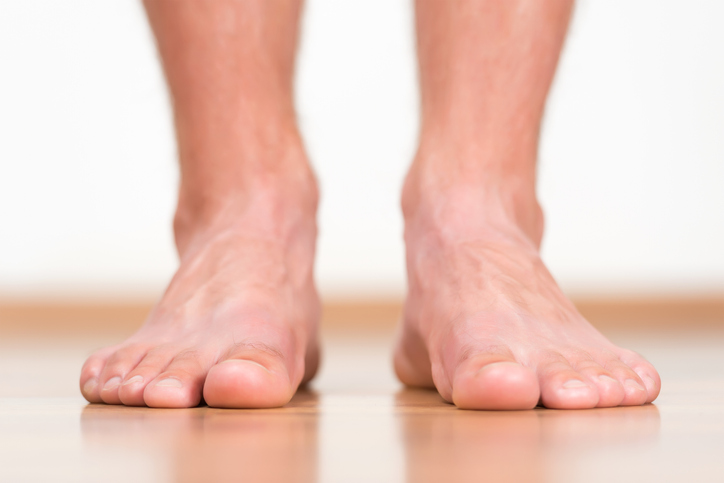 męskie stopy na podłodze